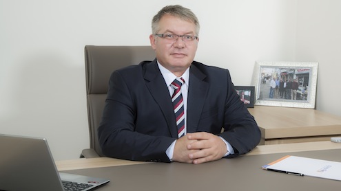 Çok tehlikeli ve tehlikeli iş yerlerinde, iş güvenliği uzmanı ve iş yeri hekimi bulundurma zorunluluğuna uymayan işletmelere verilecek idari para cezalarına af geliyor. Yaklaşık 470 bin iş yerini ilgilendiren af, işletmelerin 3 ay içinde iş sağlığı ve güvenliği uzmanı bulundurması halinde geçerli olacak. Güvenbir OSGB Genel Müdürü ve İşyeri Hekimi Dr. Ali Çolak, bakanlığın açıklamalarının fırsat olarak değerlendirilmesi gerektiğini vurguladı.